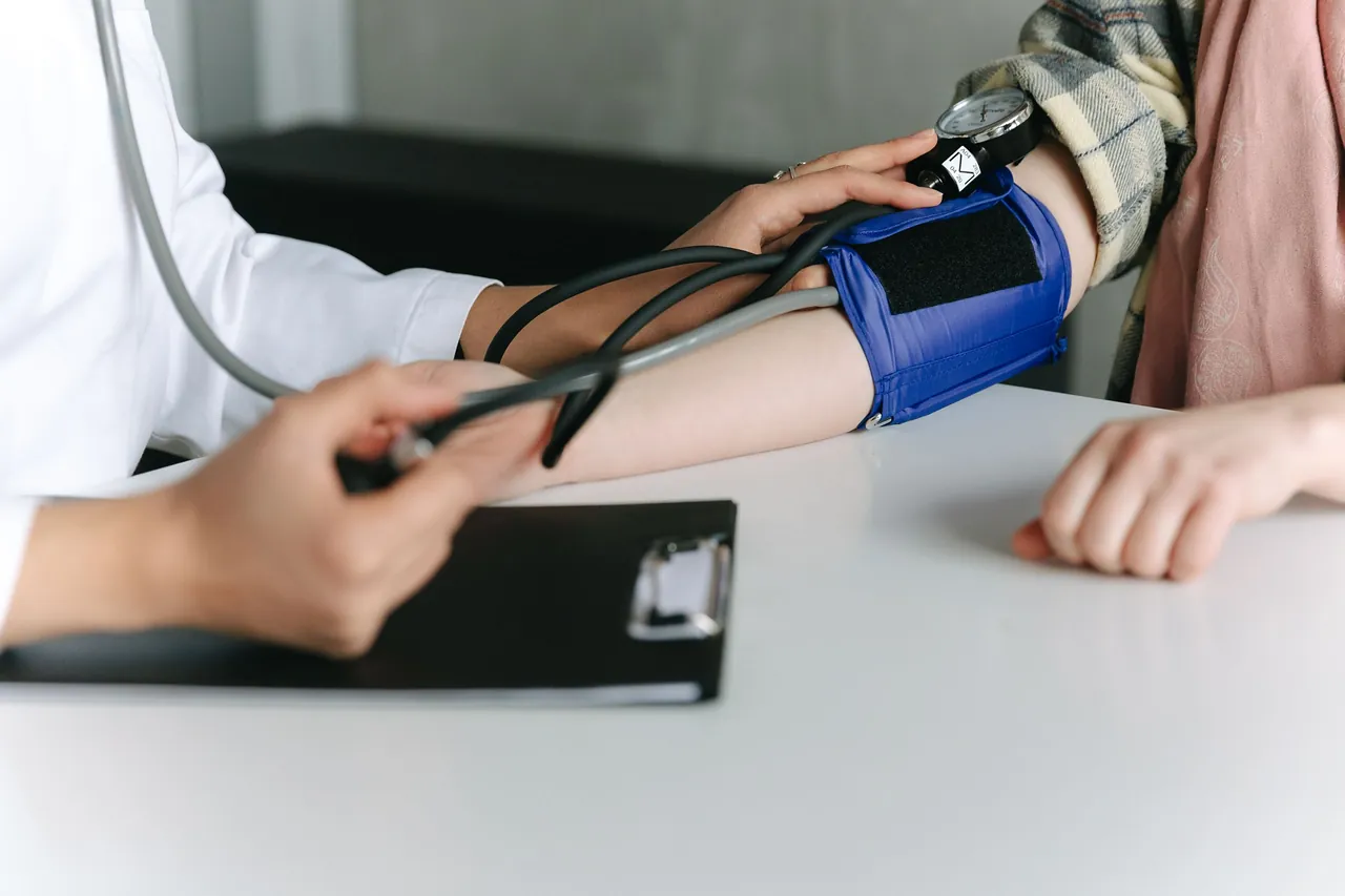 پزشک فشار خون بیمار را در اتاق معاینه اندازه میگیرد