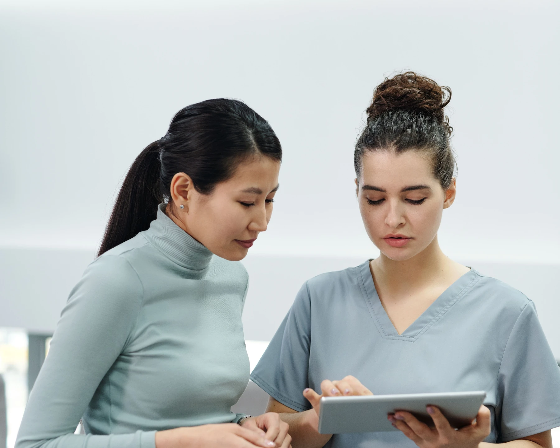 پزشک و بیمار در حال مرور نتایج روی تبلت